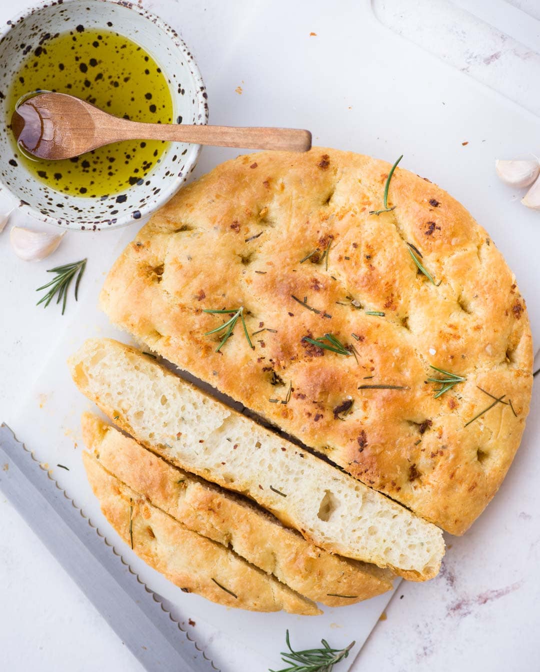 No-knead focaccia bread flavoured with roasted garlic and rosemary. A must-try bread if you are looking for fuss-free, easy, no-knead bread. You can also add olives, sundried tomato and other toppings to it.