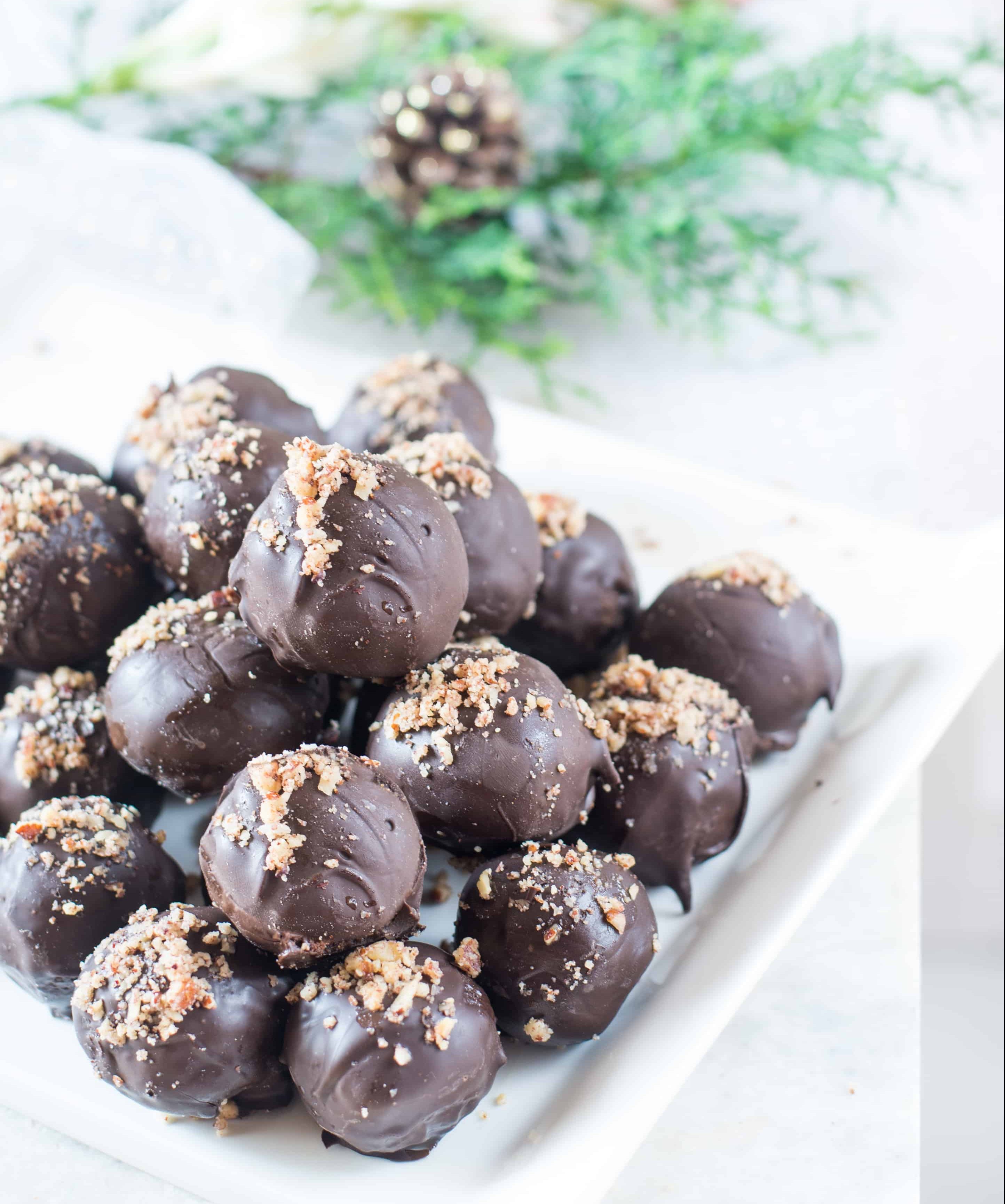 These Chocolate Gingerbread Truffles are made of gingerbread cookies. These truffles are perfect as Christmas gift or on your holiday cookies exchange.
