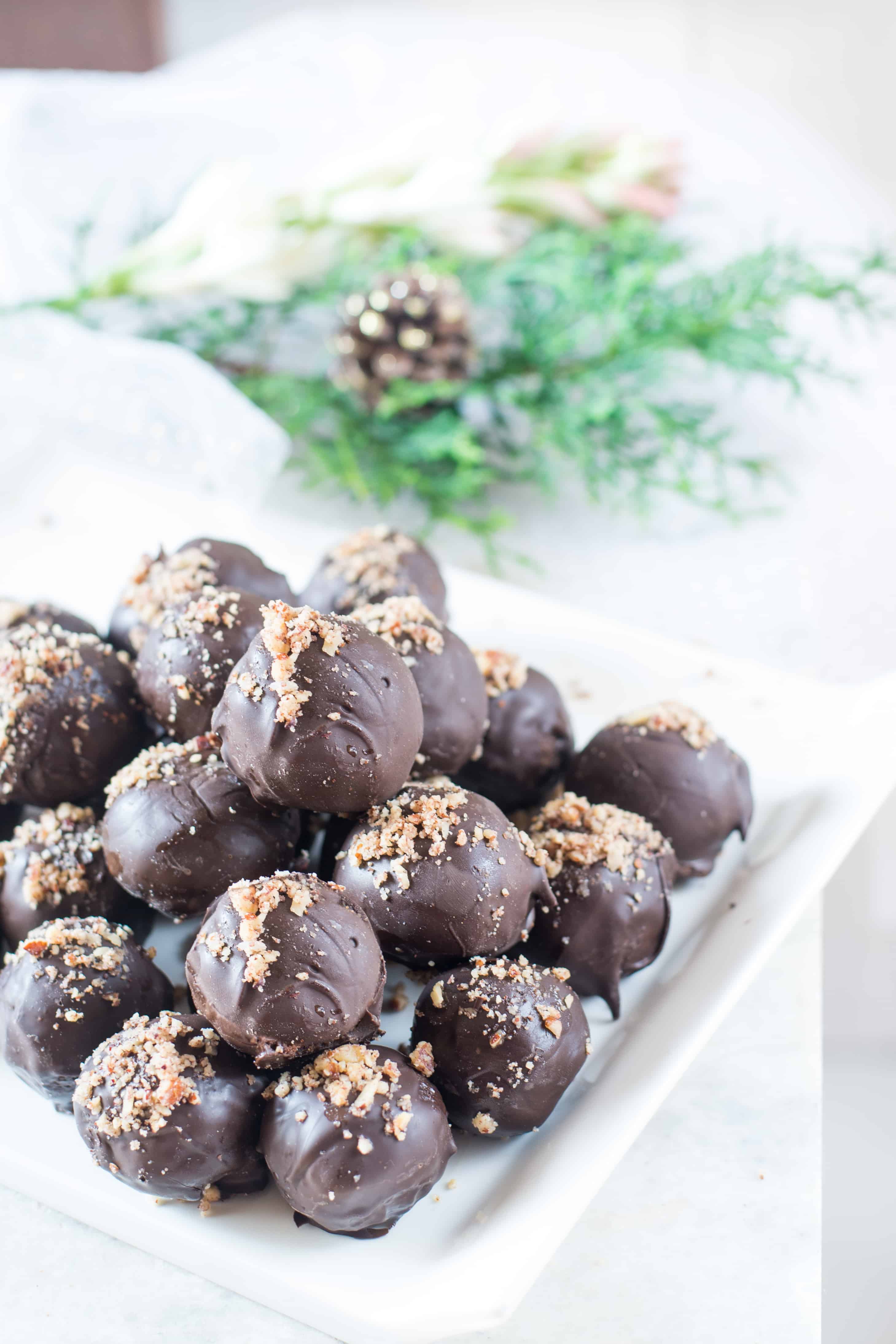 These Chocolate Gingerbread Truffles are made of gingerbread cookies. These truffles are perfect as Christmas gift or on your holiday cookies basket.
