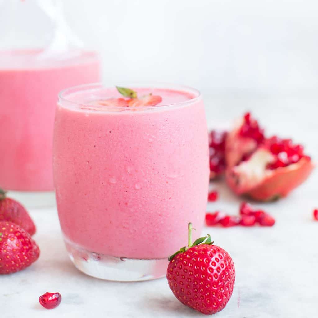 STRAWBERRY POMEGRANATE BREAKFAST SMOOTHIE - The flavours of kitchen