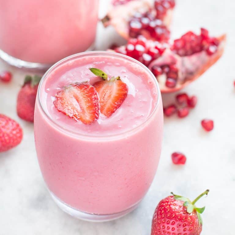 STRAWBERRY POMEGRANATE BREAKFAST SMOOTHIE