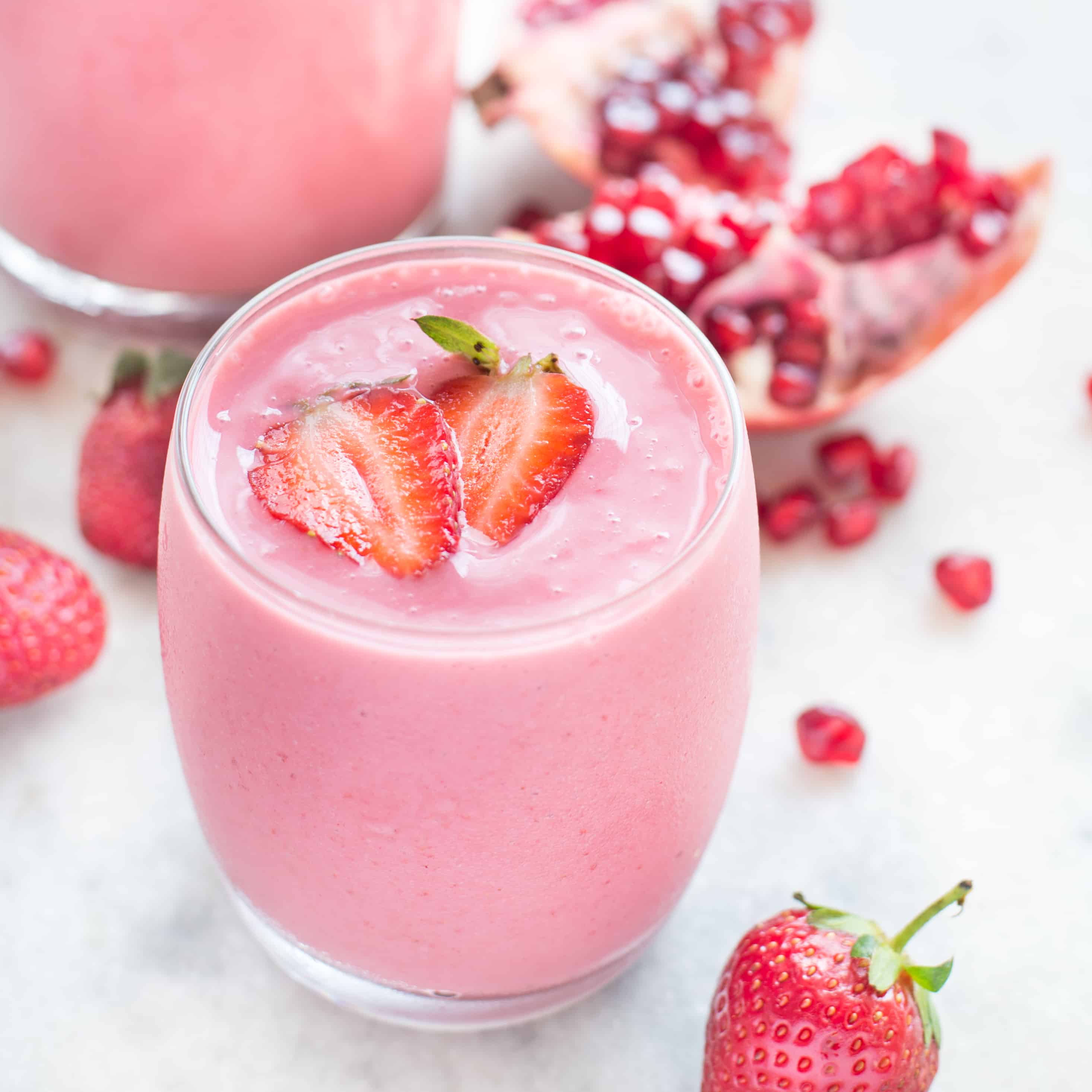 STRAWBERRY POMEGRANATE BREAKFAST SMOOTHIE - The flavours of kitchen