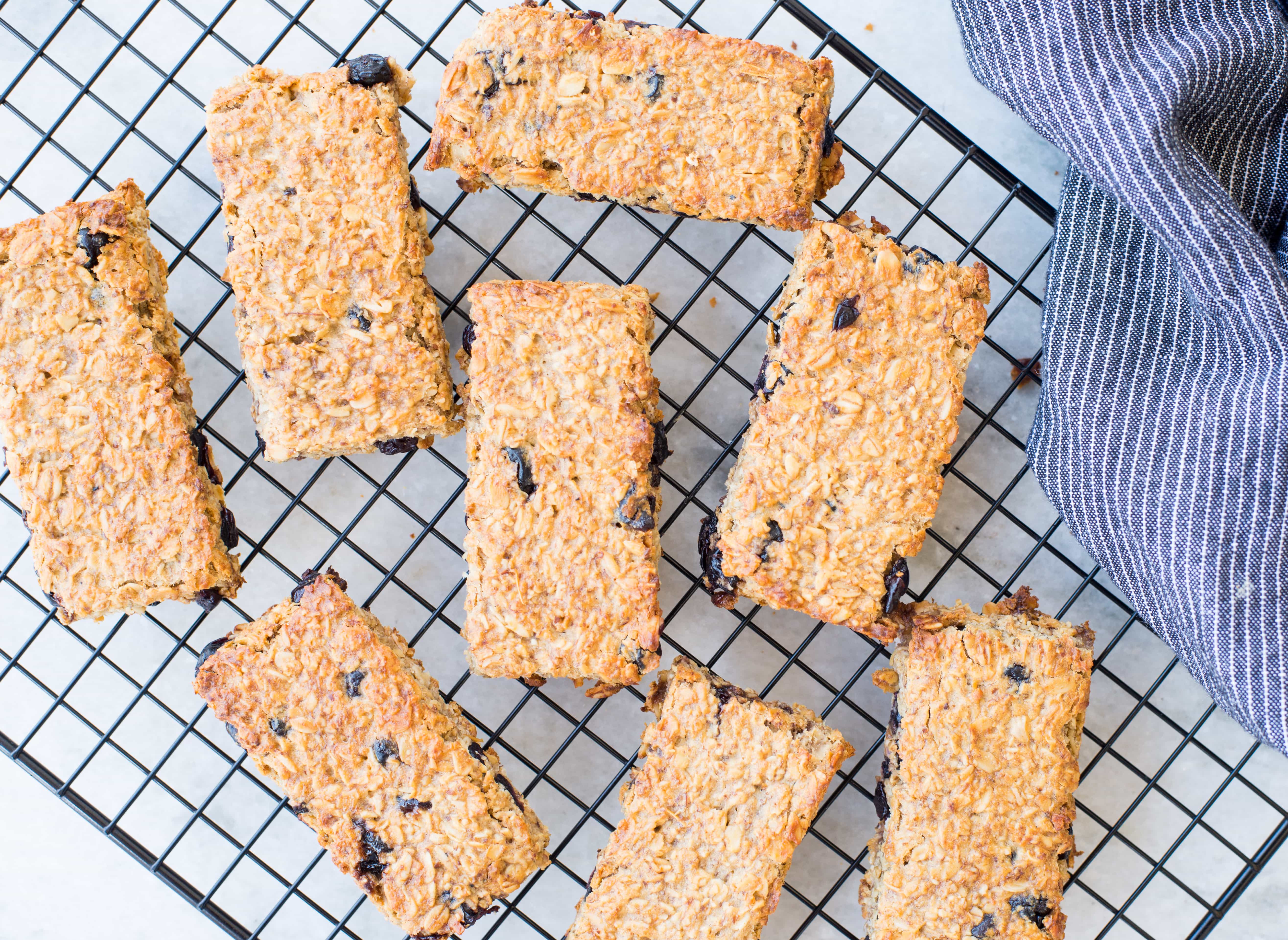 Healthy Blueberry Banana Granola bar is our new obsession at home. These soft and chewy homemade granola bars are gluten-free, vegan and refined sugar-free.