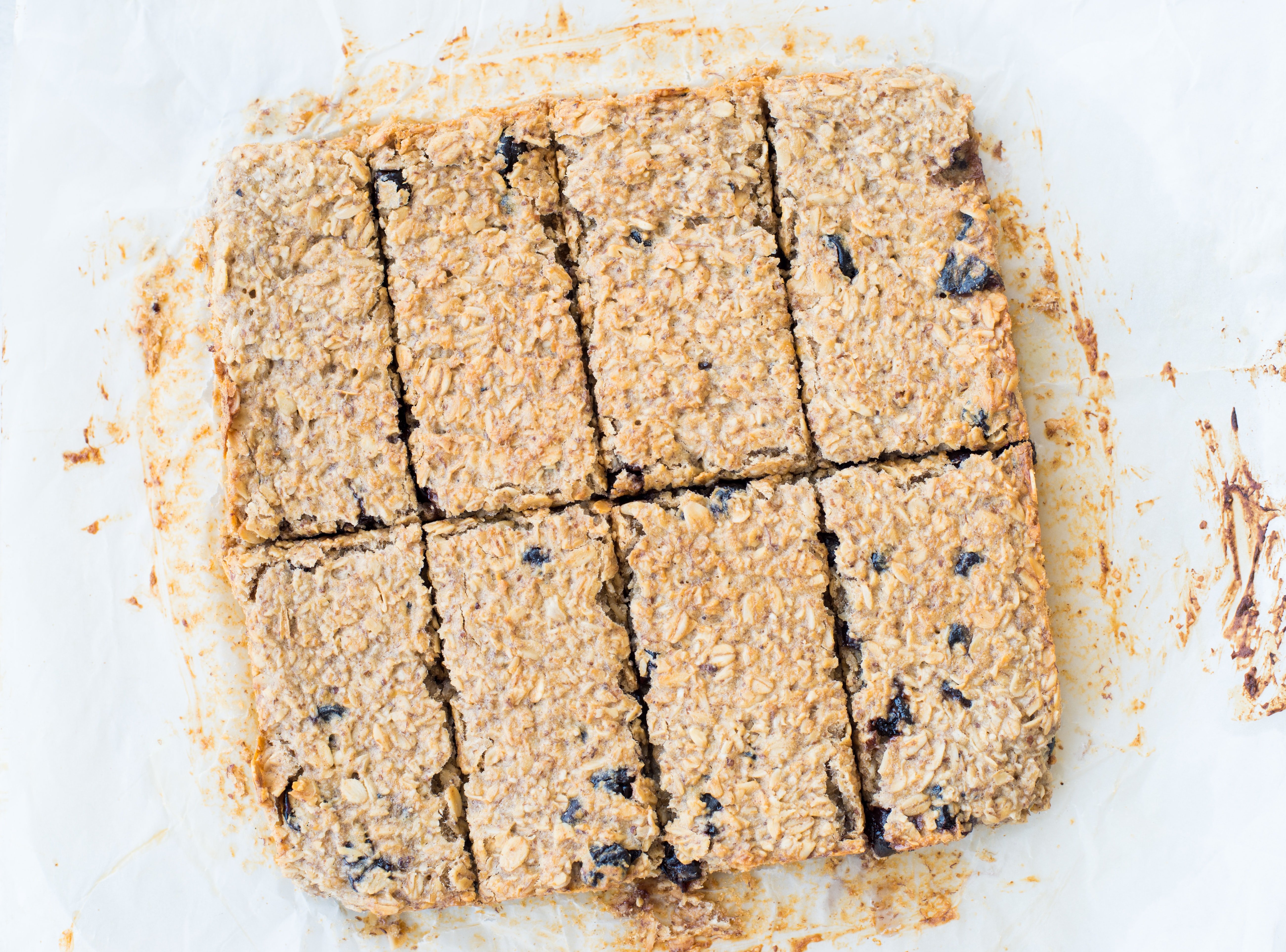 Healthy Blueberry Banana Granola bar is our new obsession at home. These soft and chewy homemade granola bars are gluten-free, vegan and refined sugar-free.