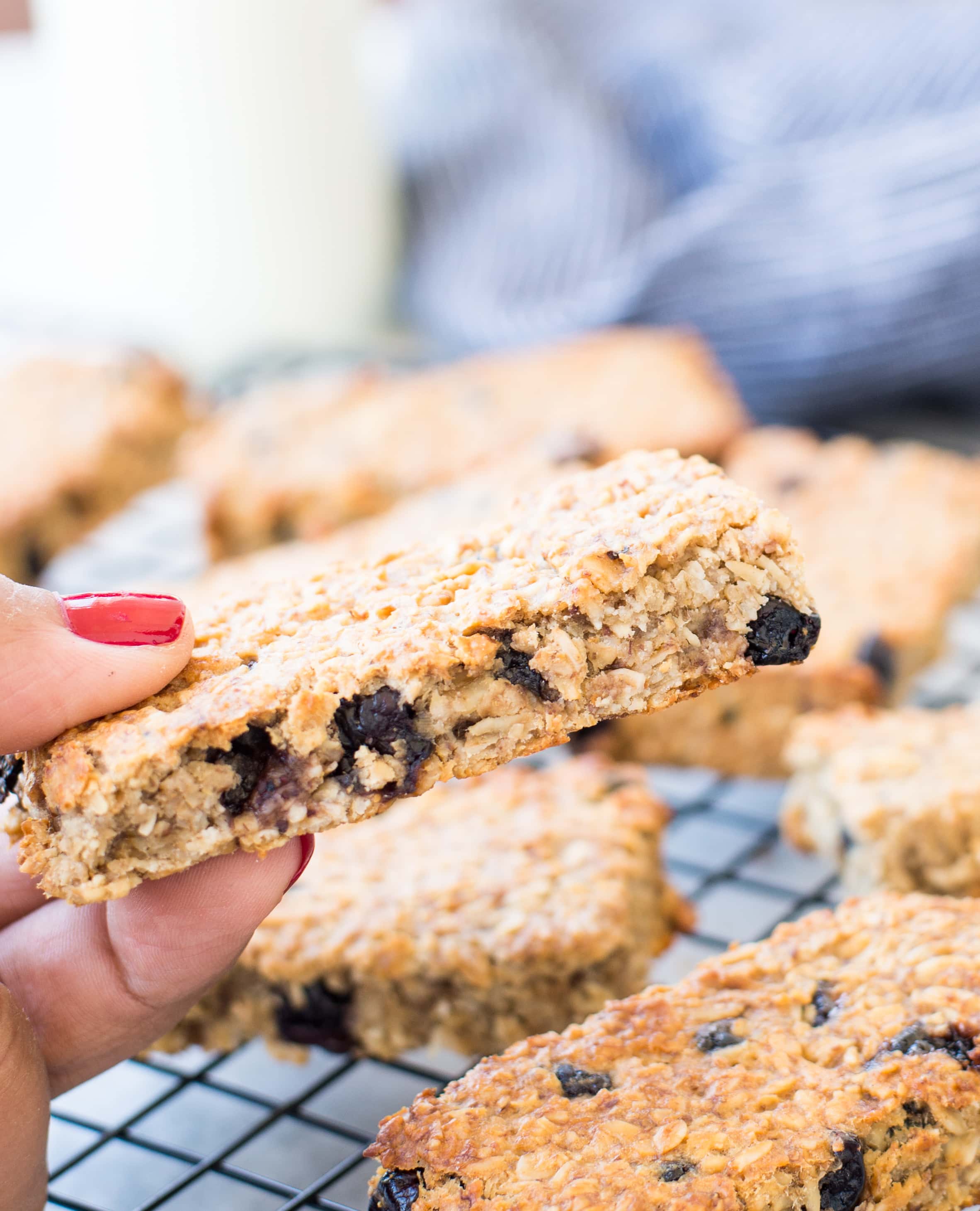 Healthy Blueberry Banana Granola bar is our new obsession at home. These soft and chewy homemade granola bars are gluten-free, vegan and refined sugar-free.