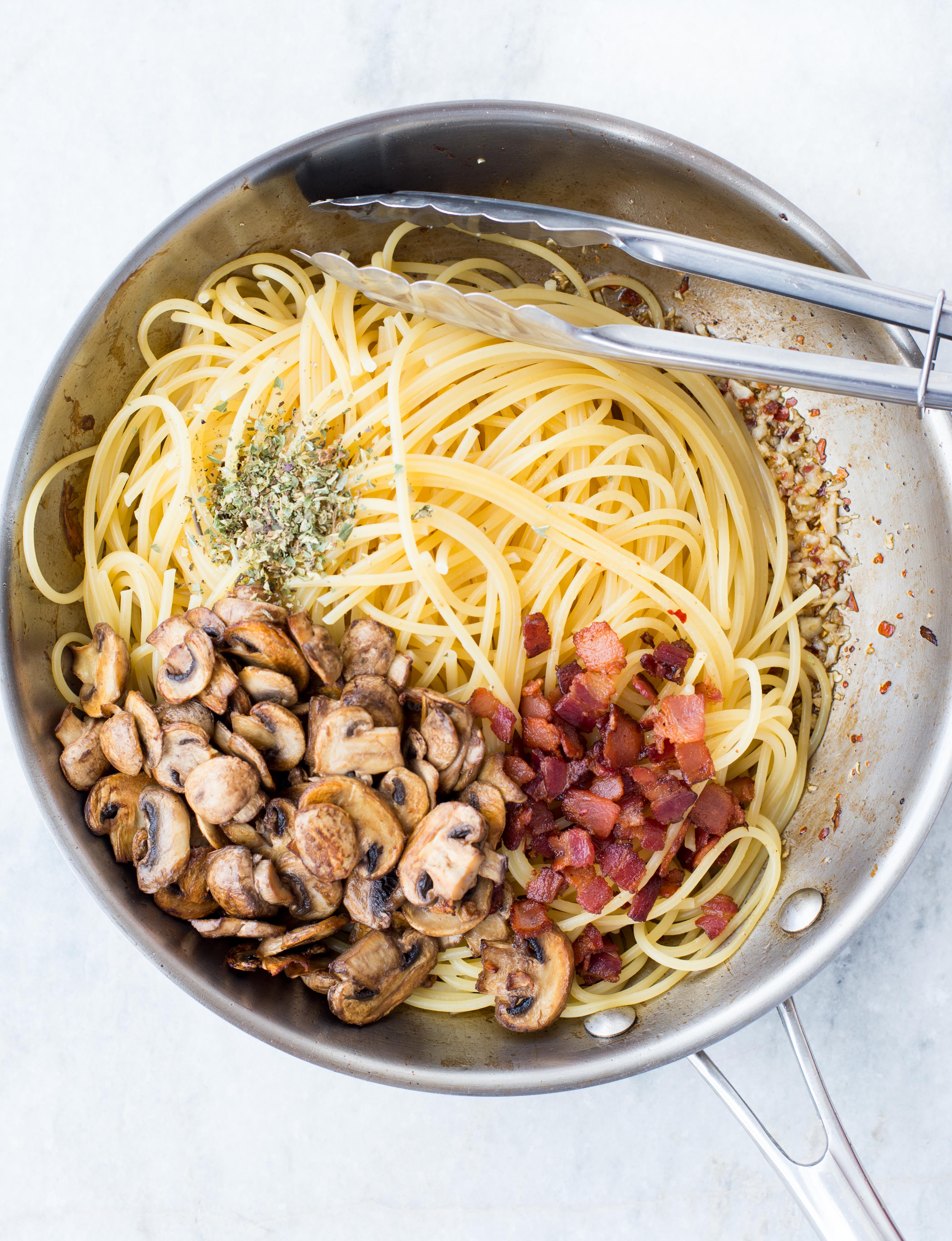 Garlic Mushroom Spaghetti With Bacon is an easy weeknight dinner, made with just handful of ingredients. This Mushroom Pasta is packed with flavor and takes just 20 minutes from start to end.