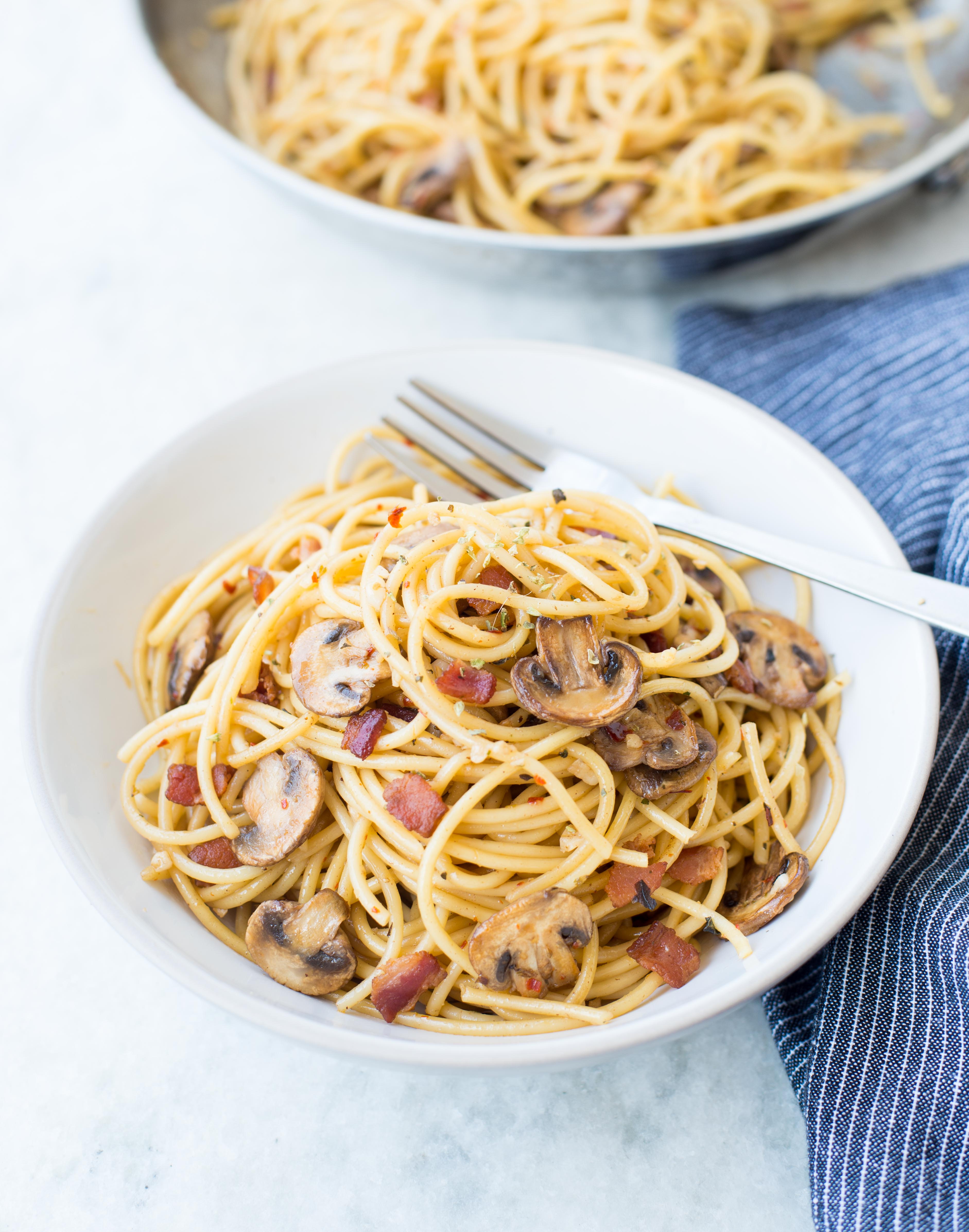 Garlic Mushroom Spaghetti With Bacon is an easy weeknight dinner, made with just handful of ingredients. This Mushroom Pasta is packed with flavour and takes just 20 minutes from start to end.