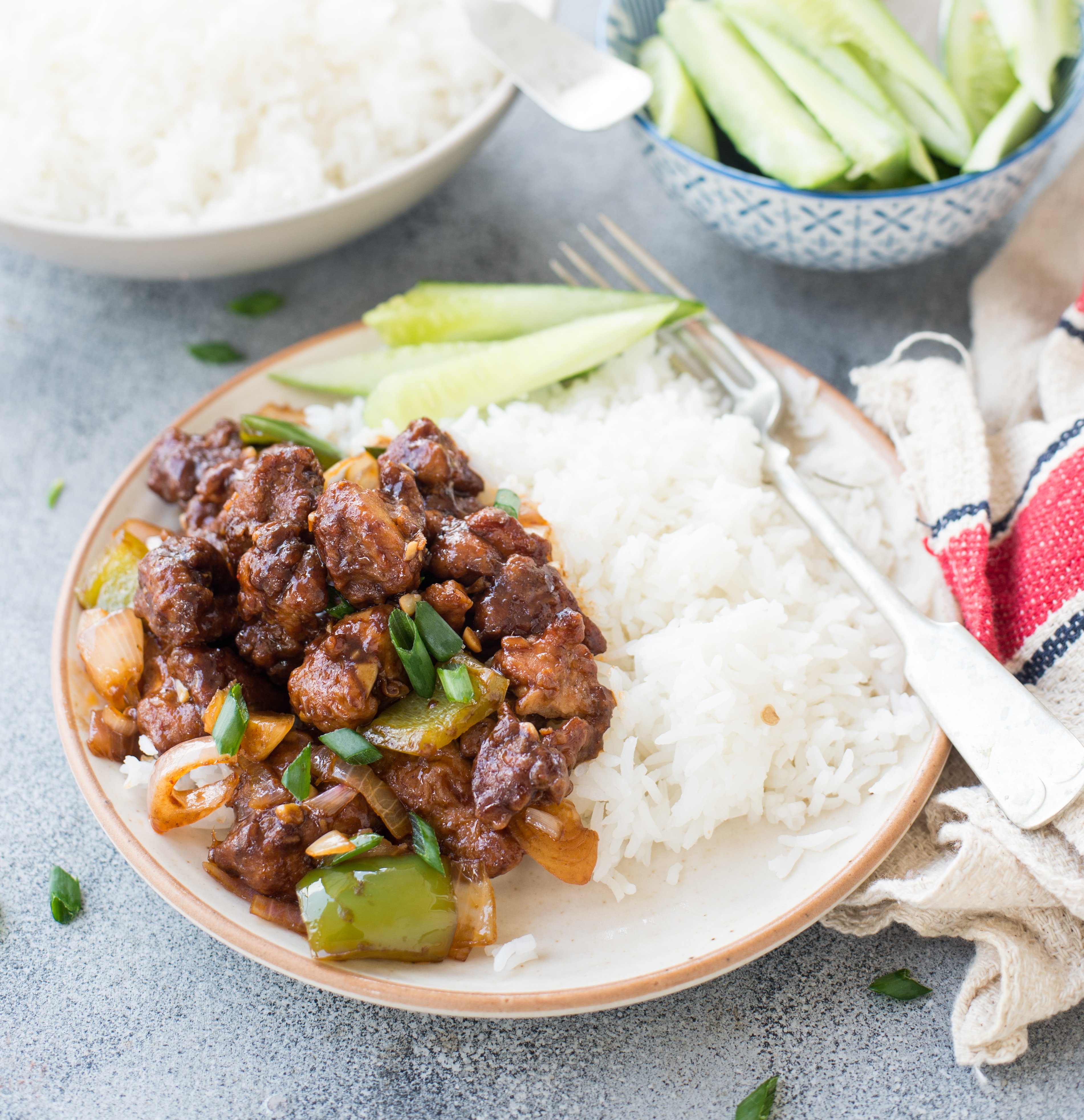  Learn how to make restaurant style Indo Chinese Chili Chicken Dry and Gravy at home with a detailed video. Crispy fried chicken tossed in garlic, onion, capsicum and a spicy Chinese style Sauce.