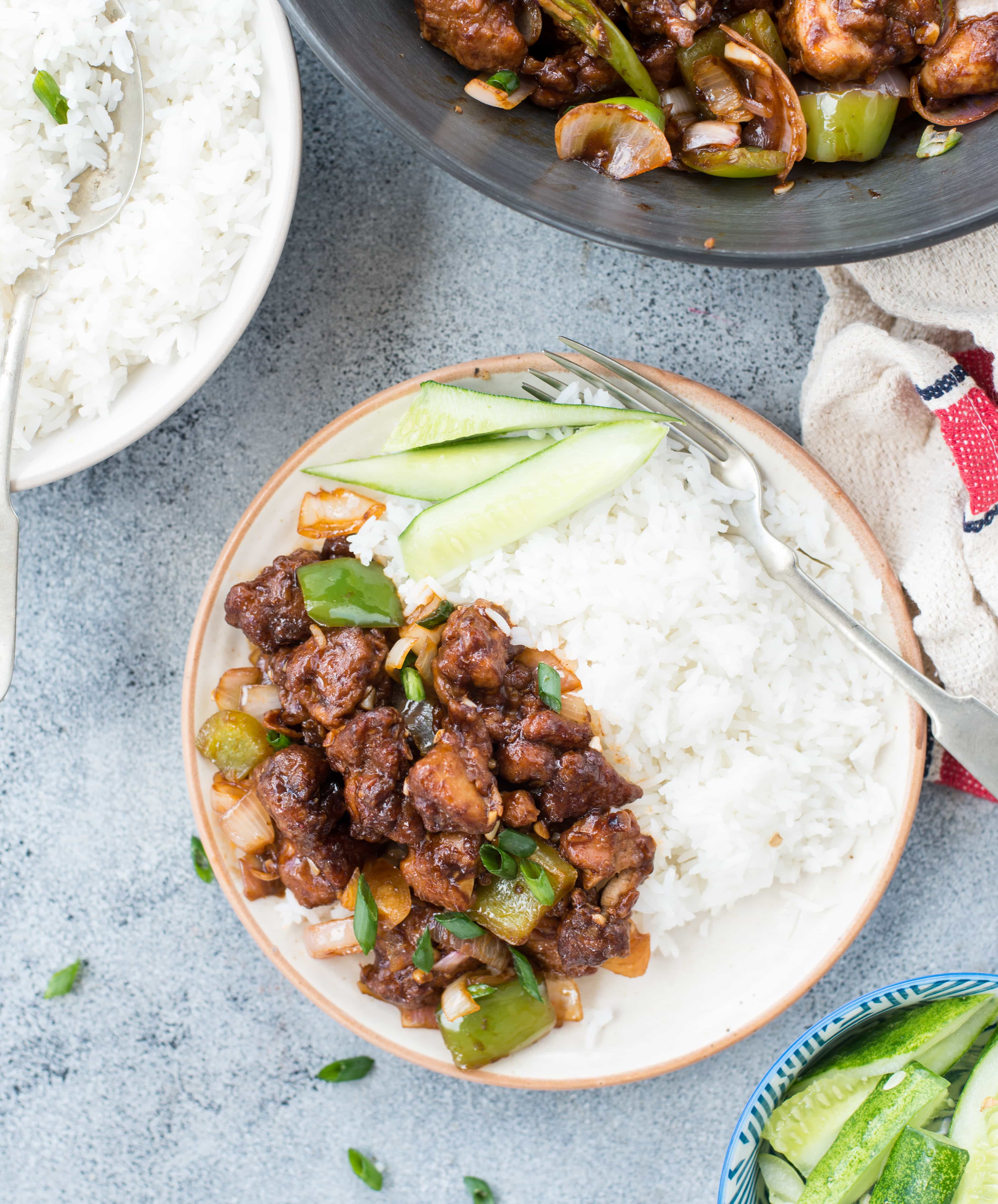  Learn how to make restaurant style Indo Chinese Chili Chicken Dry and Gravy at home with a detailed video. Crispy fried chicken tossed in garlic, onion, capsicum and a spicy Chinese style Sauce.