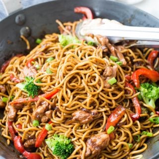 Esta receita Easy Ramen Noodle com frango e molho saboroso de stir-fry leva apenas 20 minutos a fazer e é um jantar perfeito a meio da semana.