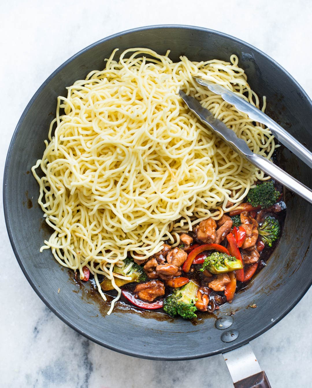 Les nouilles Ramen au poulet avec une sauce sauté savoureuse ne prennent que 20 minutes à préparer et sont meilleures que les plats à emporter. Cette recette de nouilles Ramen faciles est un dîner de milieu de semaine parfait et personnalisable selon vos préférences.