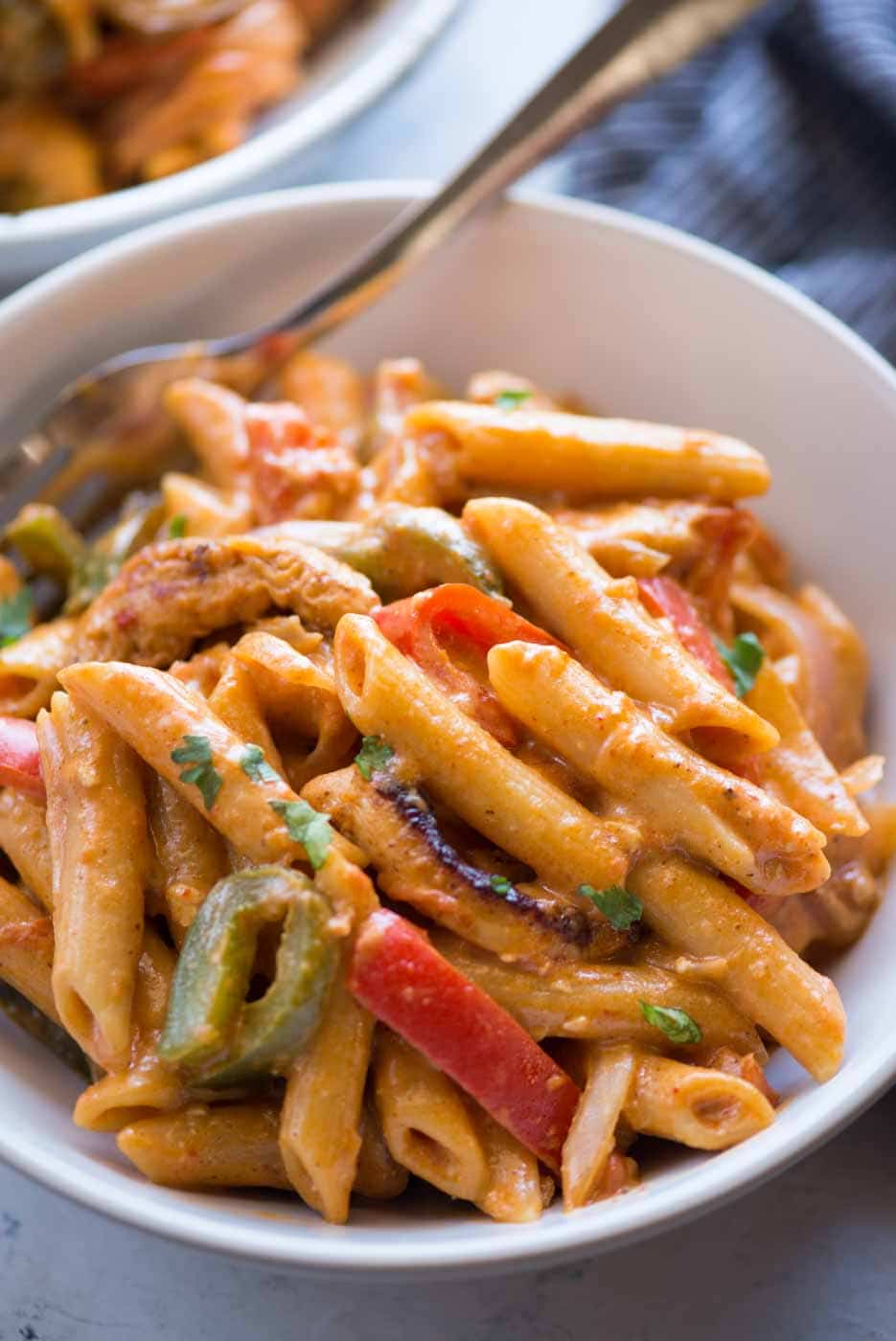 Chicken Fajita Pasta is a one-pot dinner that takes 30 minutes to make. Creamy pasta with chicken, peppers, onion and fajita seasoning, you would fall in love with this easy pasta recipe.