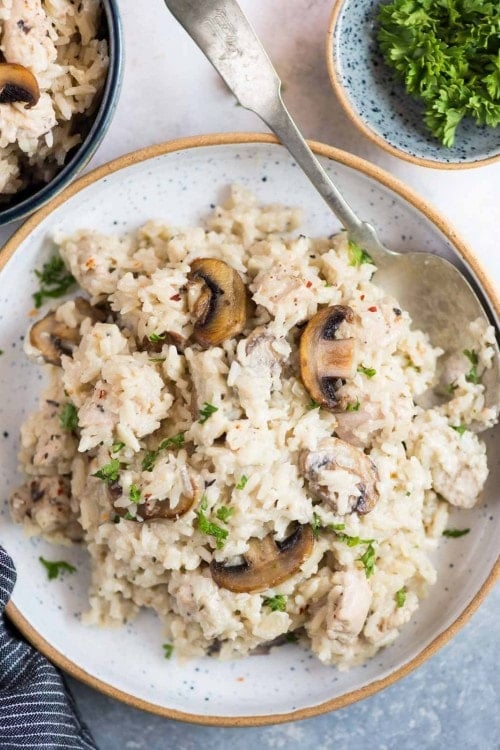 Creamy Chicken and rice with roasted mushrooms is a one-pot dinner that is hearty and comforting. Caramelized mushroom adds so much flavour to the dish and makes a perfect family-friendly dinner.