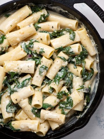 Creamy spinach pasta made with lots of creamy sauce and healthy