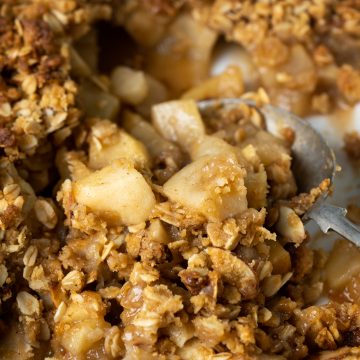 close up image of apple crisp