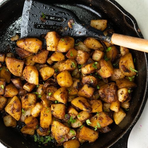 Crispy Skillet Breakfast Potatoes - The flavours of kitchen