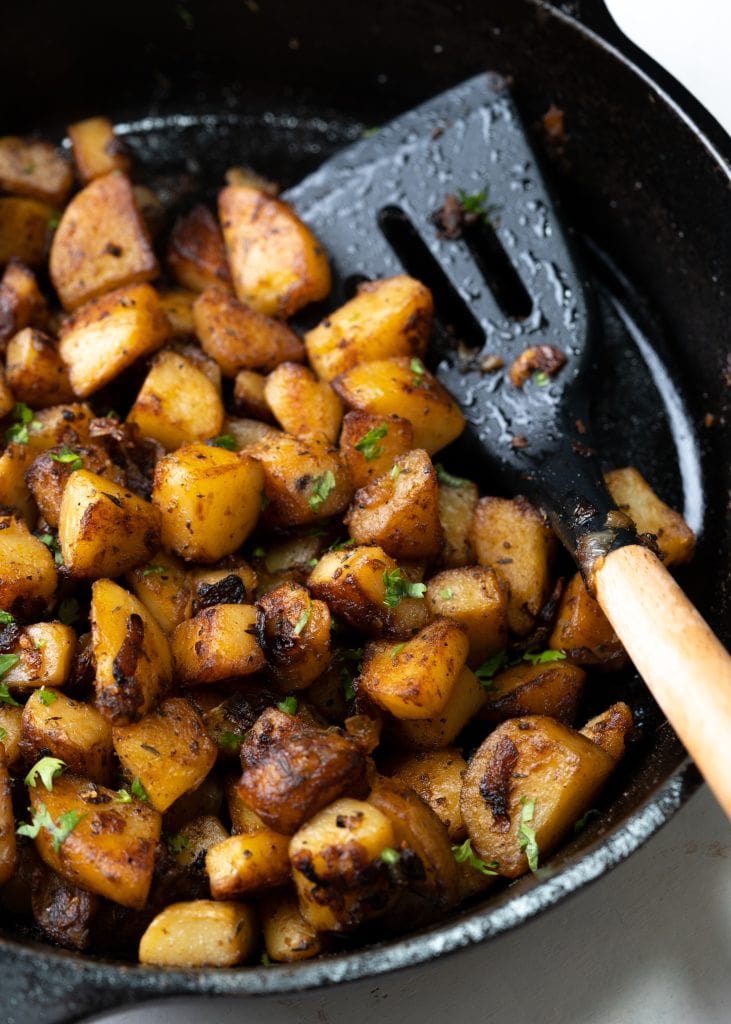 Crispy Skillet Breakfast Potatoes - The flavours of kitchen