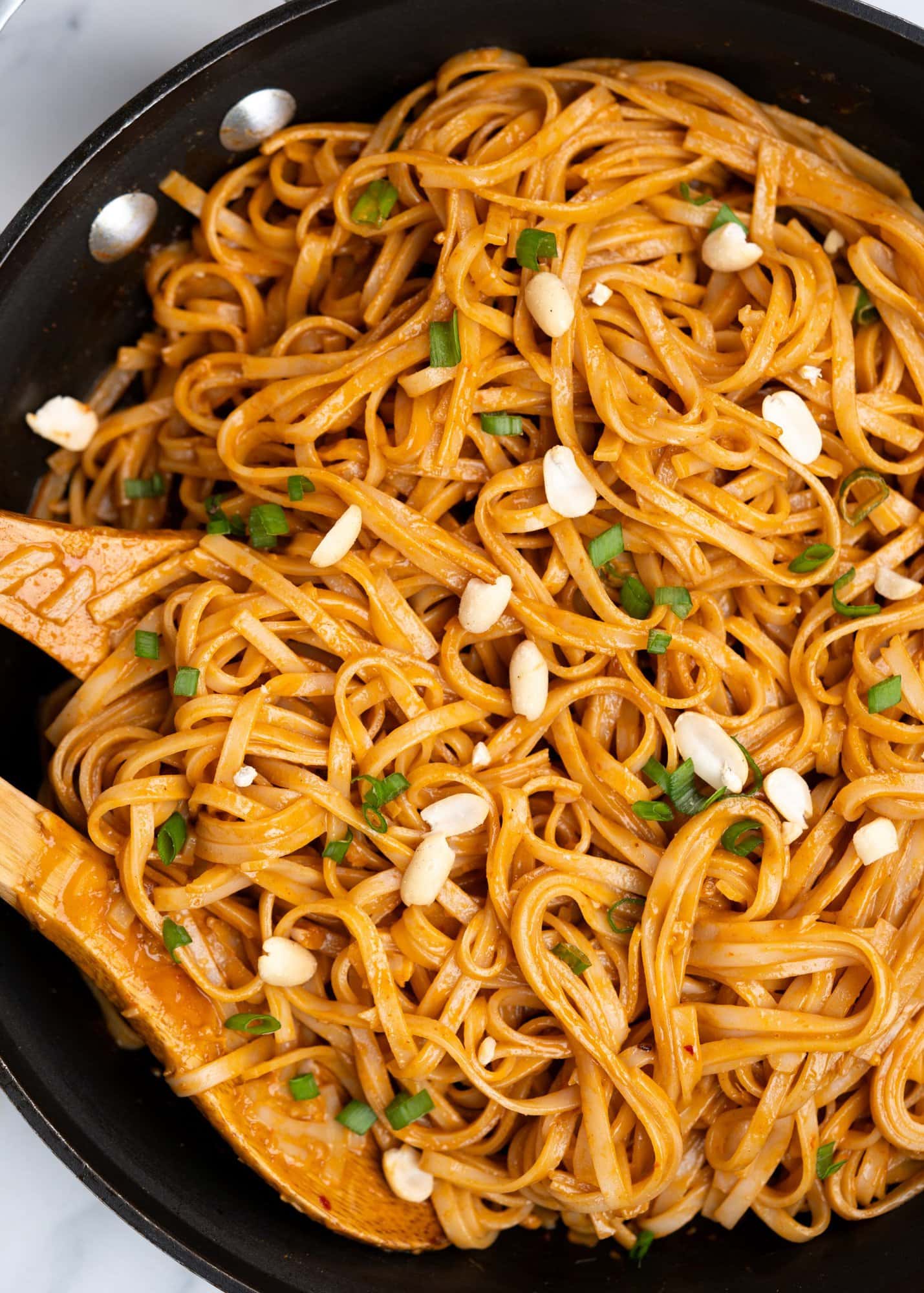 15 minutes peanut noddles made with rice noodles and a spicy peanut sauce. 