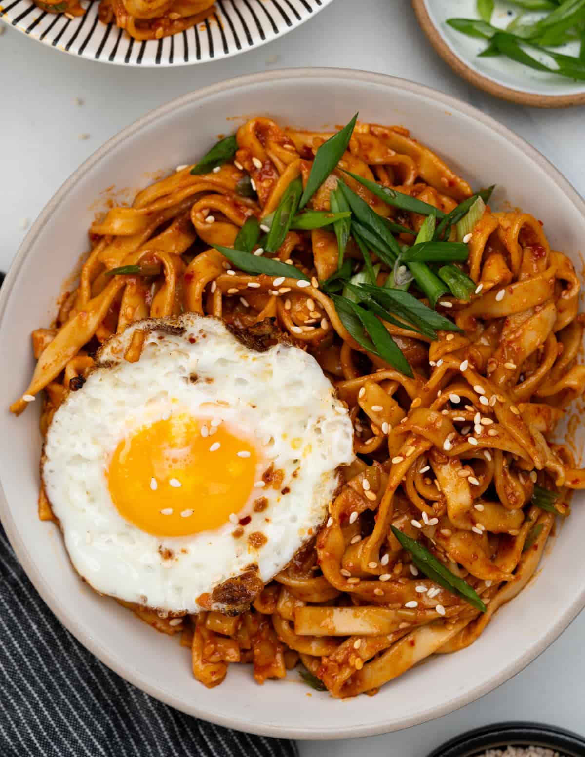 Spicy noodles tossed in firey hot Korean chilli powder, chilli paste and soy sauce served with fired egg
