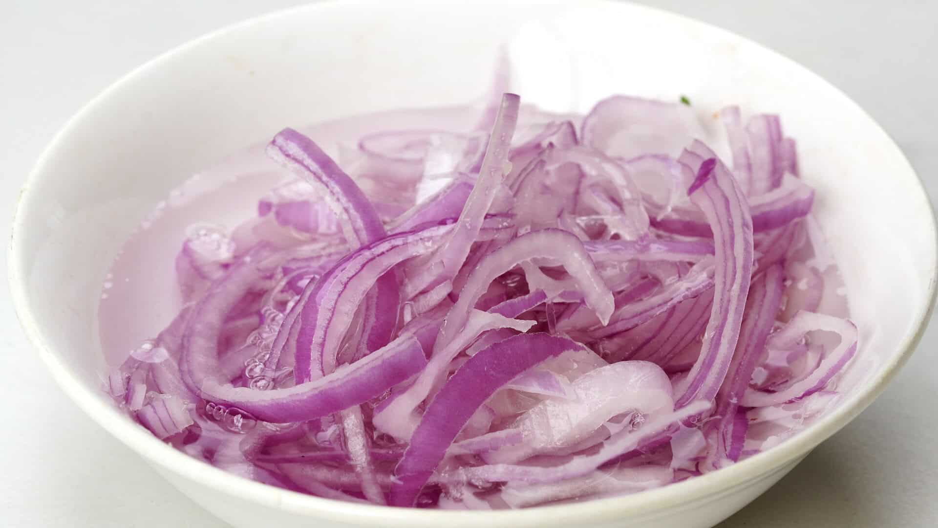 Soak sliced onion in ice cold water