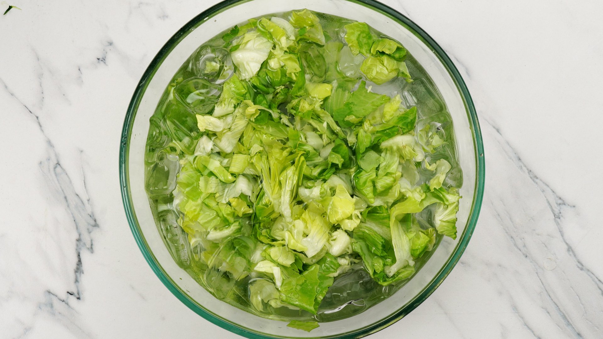 Ice bath for to make lettuce crispy